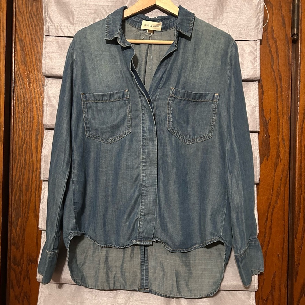 Anthropologie Cloth & Stone Women's Split Back Chambray Top Size S Button‎ Up